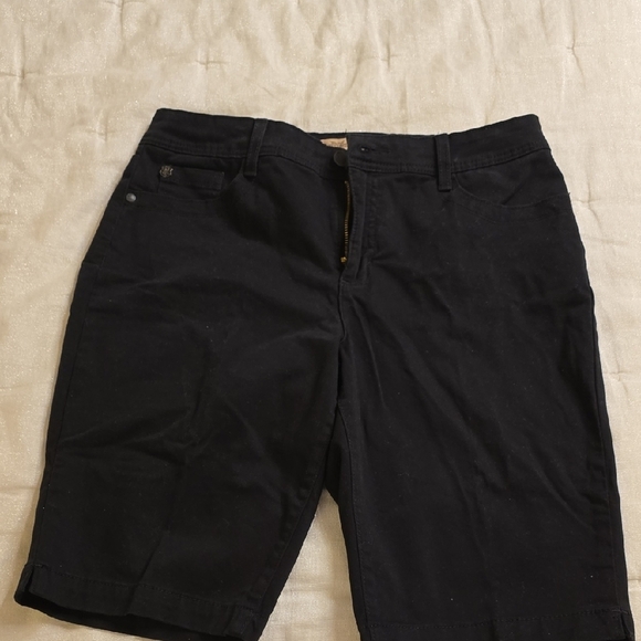 Bandolino Women's White and Vintage America Black Shorts Set - Picture 5 of 11